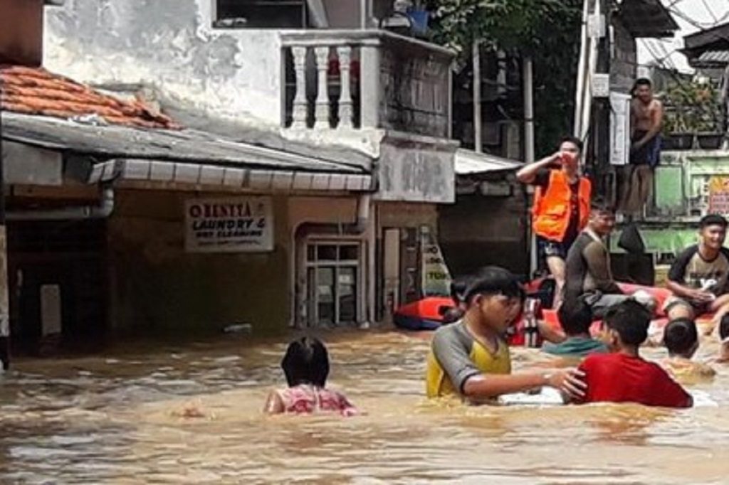 Bantuan saat banjir picture