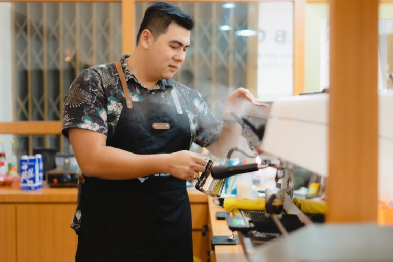 Influencer Bernard Huang Bangun Bisnis Kafe di Batam, Begini Cara Dia Manfaatkan Peluang