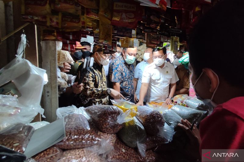 DPR dan Kemendag sidak pasar memantau minyak goreng curah