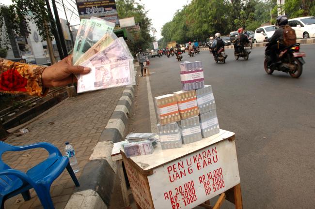 menukarkan uang pinggir jalan