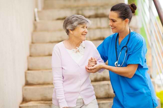 Rekomendasi asuransi kesehatan terbaik untuk lansia