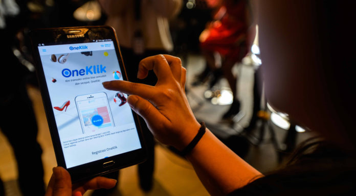 Aplikasi digital dan layanan konvensional