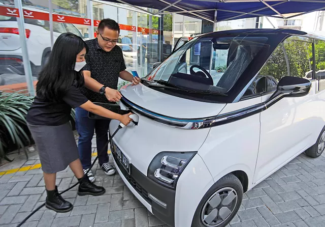 Pajak mobil listrik 2025